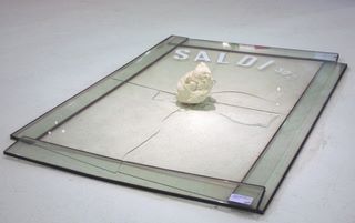 di_guida_giuseppe_e_vargas_raffaele__italia__testa_di_marx_che_frantuma_una_vetrina__2009